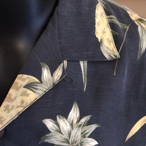 Tommy Bahama silk short sleeve button down in Lrg - Picture 2 of 3